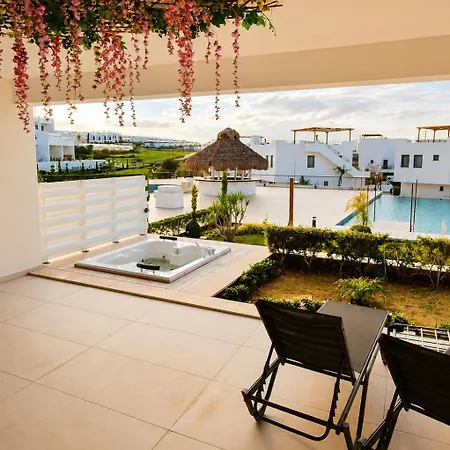 Mykonos Homes Retreat With Private Jacuzzi & Pool At Northern Cyprus Apartment Paralimni